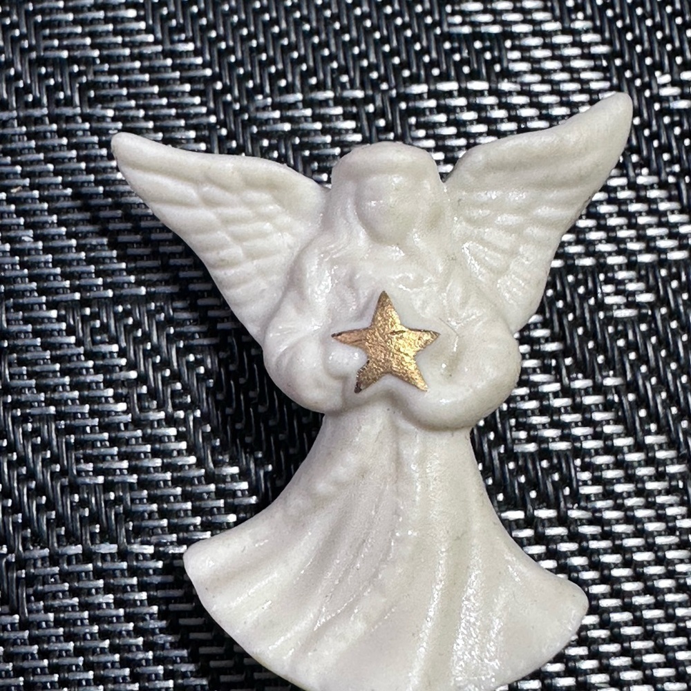 Lenox Cream Angel Brooch with Gold Accents 4370B